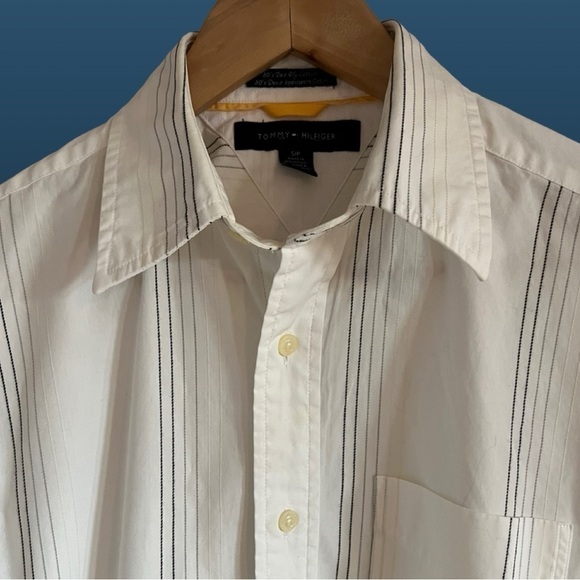 Tommy Hilfiger Men’s White Cotton Short Sleeve Shirt with Variegated Pin… - Picture 3 of 4